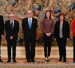 Su Majestad la Reina acompañada de la representación de la Real Academia de Ingeniería